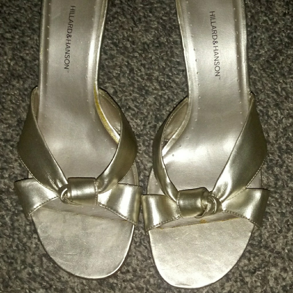 SIZE 8.5 GOLD WEDGES